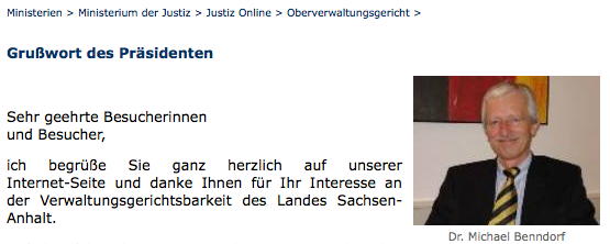 Freisler-Tradionalist Michael Benndorf präsentiert sich vor nationalistischem Fetisch als seinen Kollegen im Justizministerium nachgeordnet.